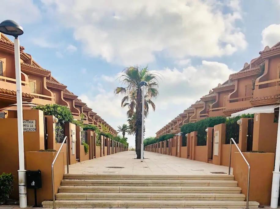 Chalet Adosado En La Playa De El Perellonet Con Piscina, Pista Tenis Valencia Eksteriør billede