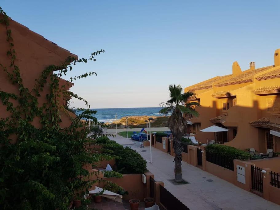 Chalet Adosado En La Playa De El Perellonet Con Piscina, Pista Tenis Valencia Eksteriør billede