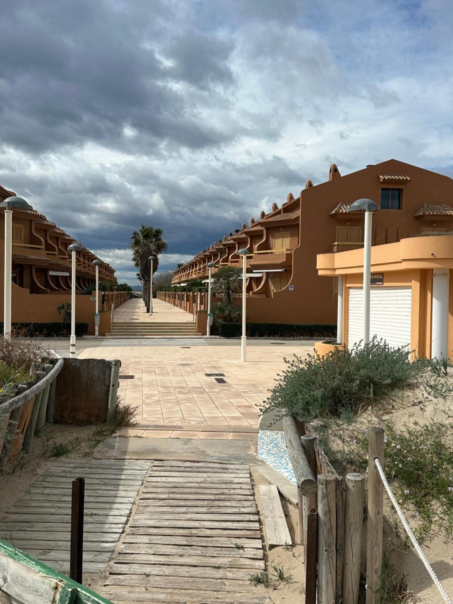 Chalet Adosado En La Playa De El Perellonet Con Piscina, Pista Tenis Valencia Eksteriør billede